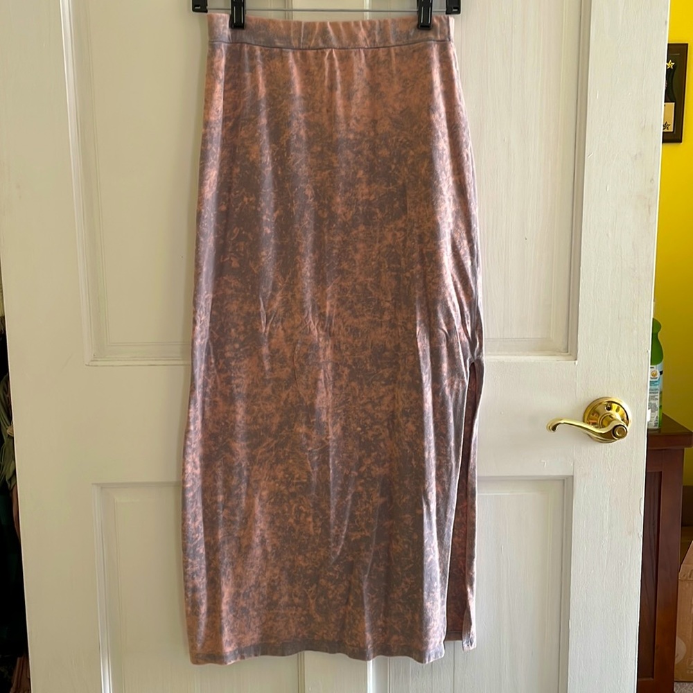 Maxi skirt with knee high slit on L side